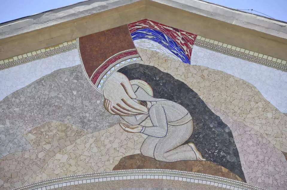 Mosaico da Fachada Norte: Deus revela a Moisés sua glória no alto do Monte