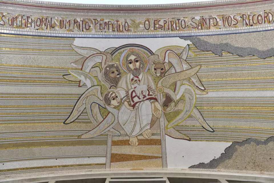Mosaico da Fachada Norte: A visão do ancião no Trono e o Cordeiro cercados pelos tetramorfos