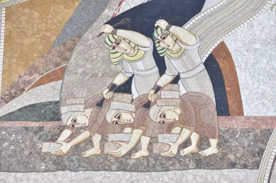Mosaico da Fachada Norte: A escravidão do povo hebreu no Egito