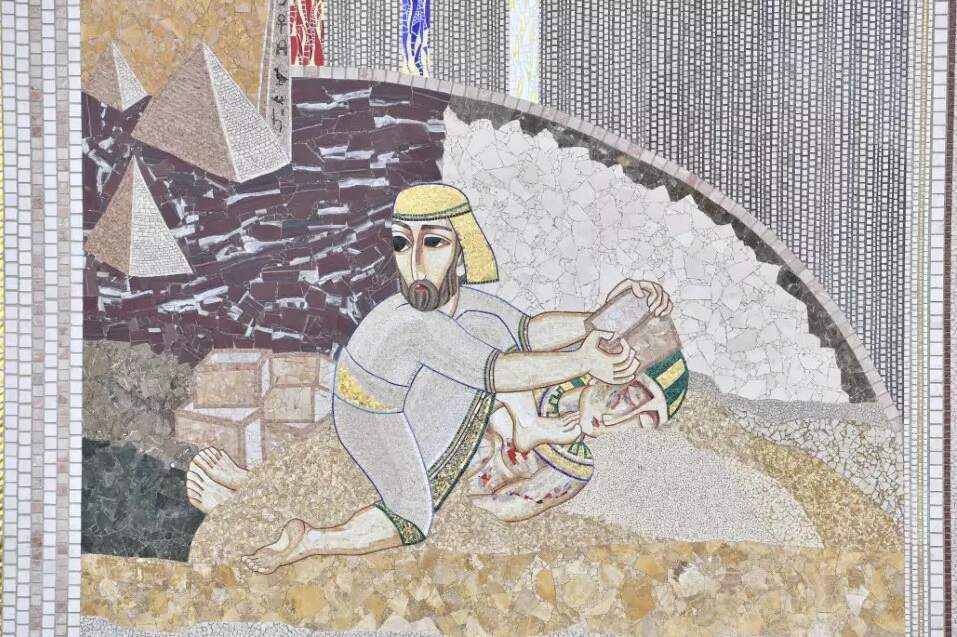 Mosaico da Fachada Norte: Moisés se revolta com a escravidão de seu povo e mata um egípcio