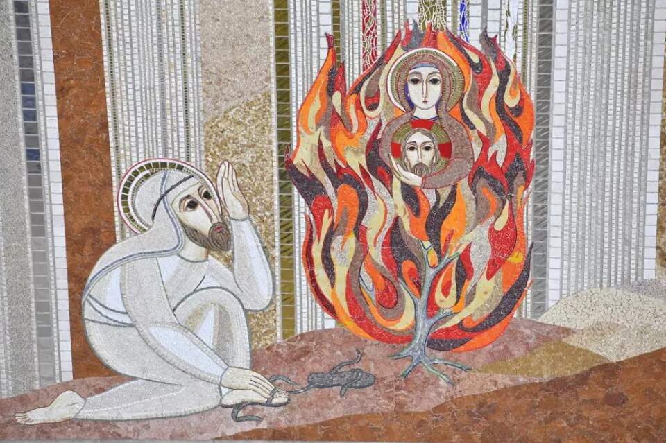 Mosaico da Fachada Norte: Deus se revela a Moisés na Sarça Ardente