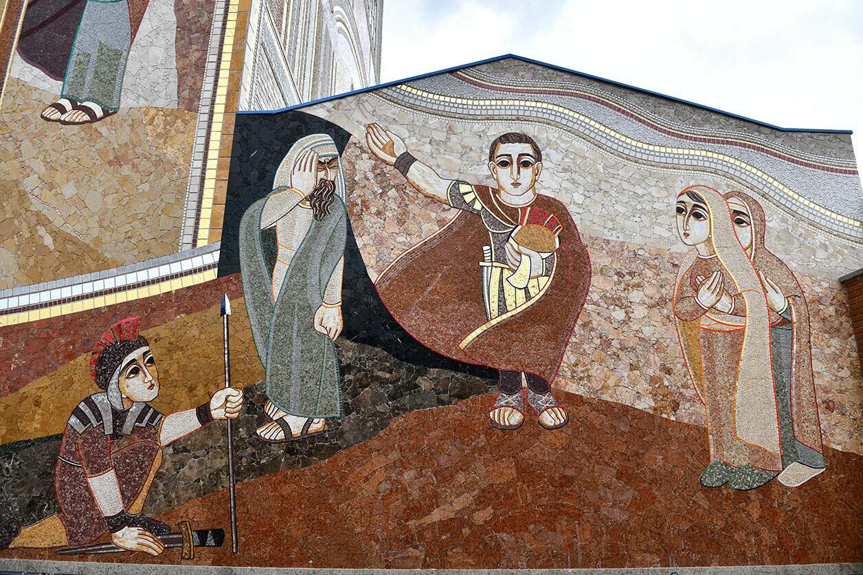 Mosaico da Fachada Sul: O reconhecimento de Jesus como Filho de Deus (Mt 27,50-54; Jo 19,34