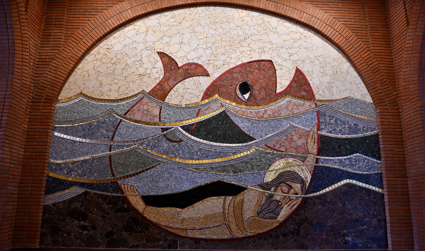 Mosaico da Fachada Sul: O profeta Jonas dorme dentro de um grande peixe