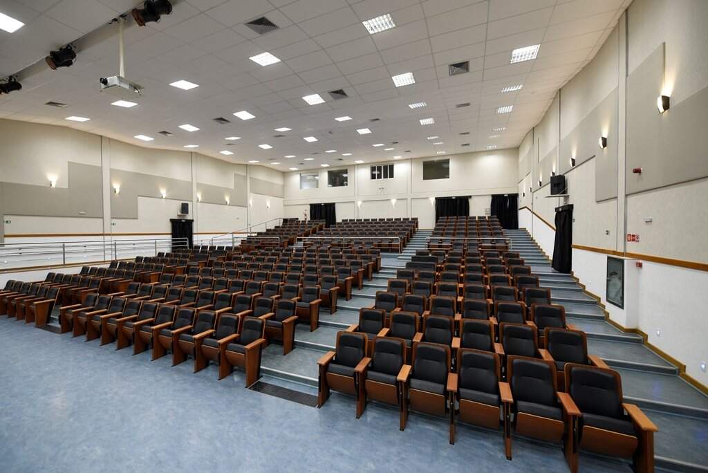 Projetor de 250 polegadas, ar condicionado e uma estrutura moderna para seu evento — foto 2 de 17