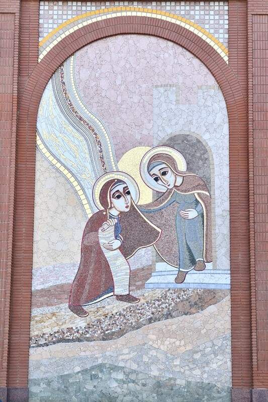 Mosaico da Fachada Sul: A Virgem Maria visita sua prima, Santa Isabel, também grávida