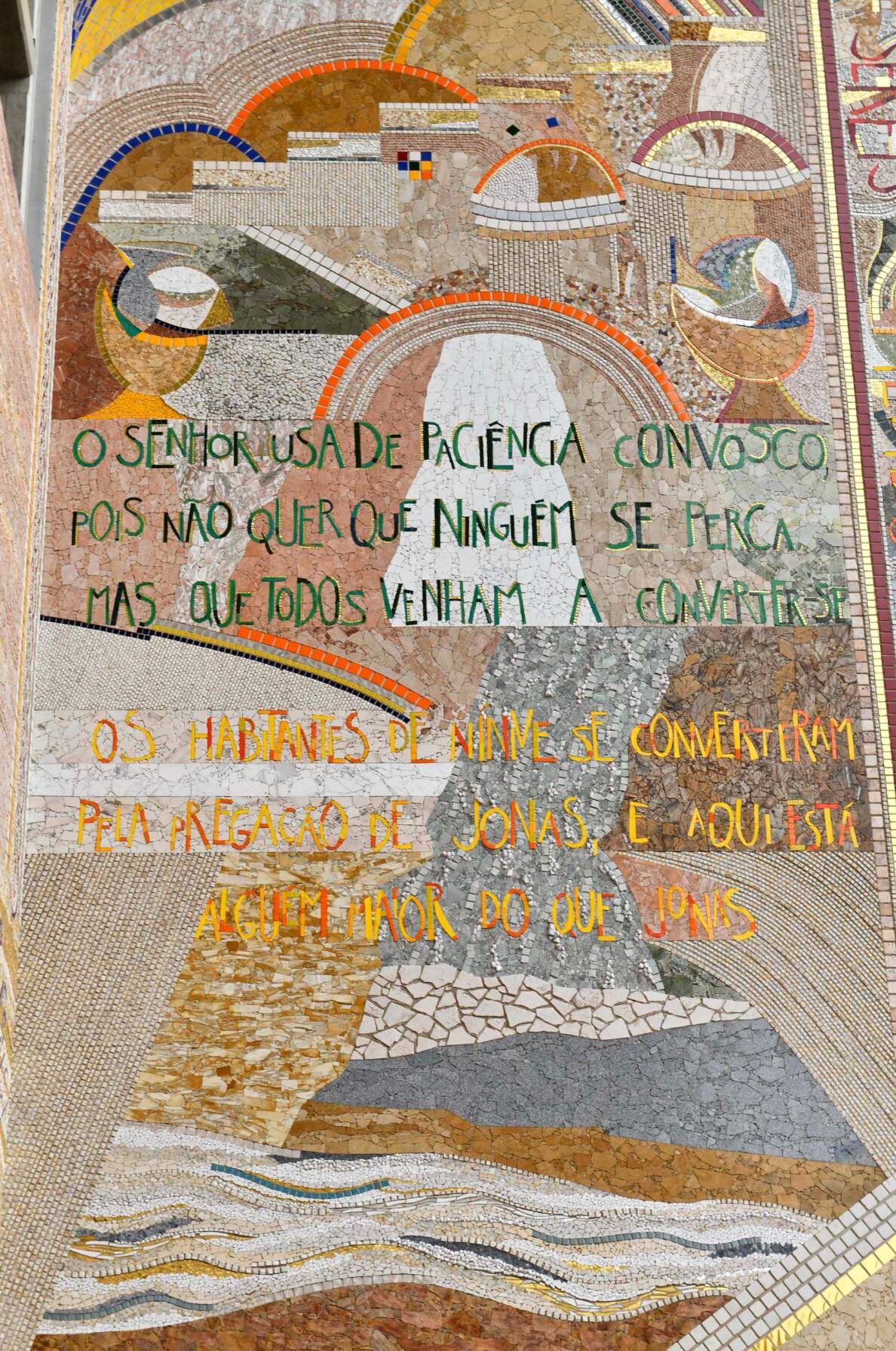 Mosaico da Fachada Oeste: O Espaço da espera