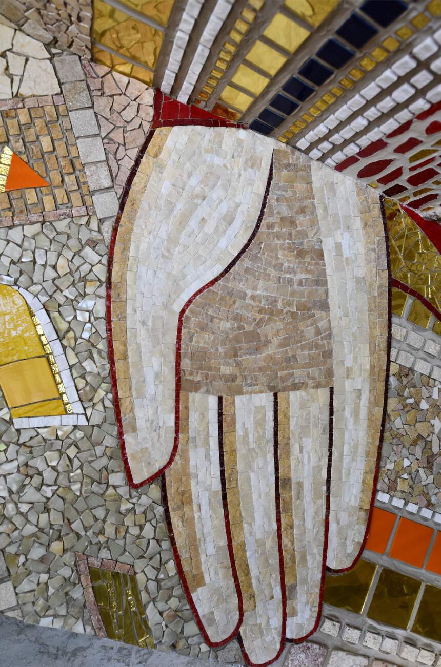 Mosaico da Fachada Leste: A Mão do Pai