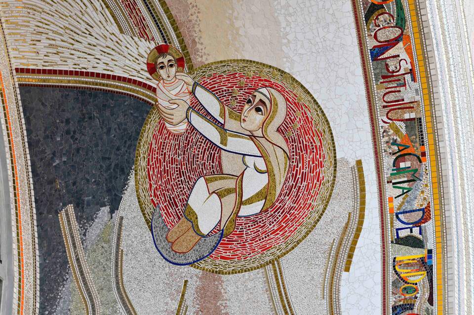 Mosaico da Fachada Leste: A Mulher Vestida de Sol