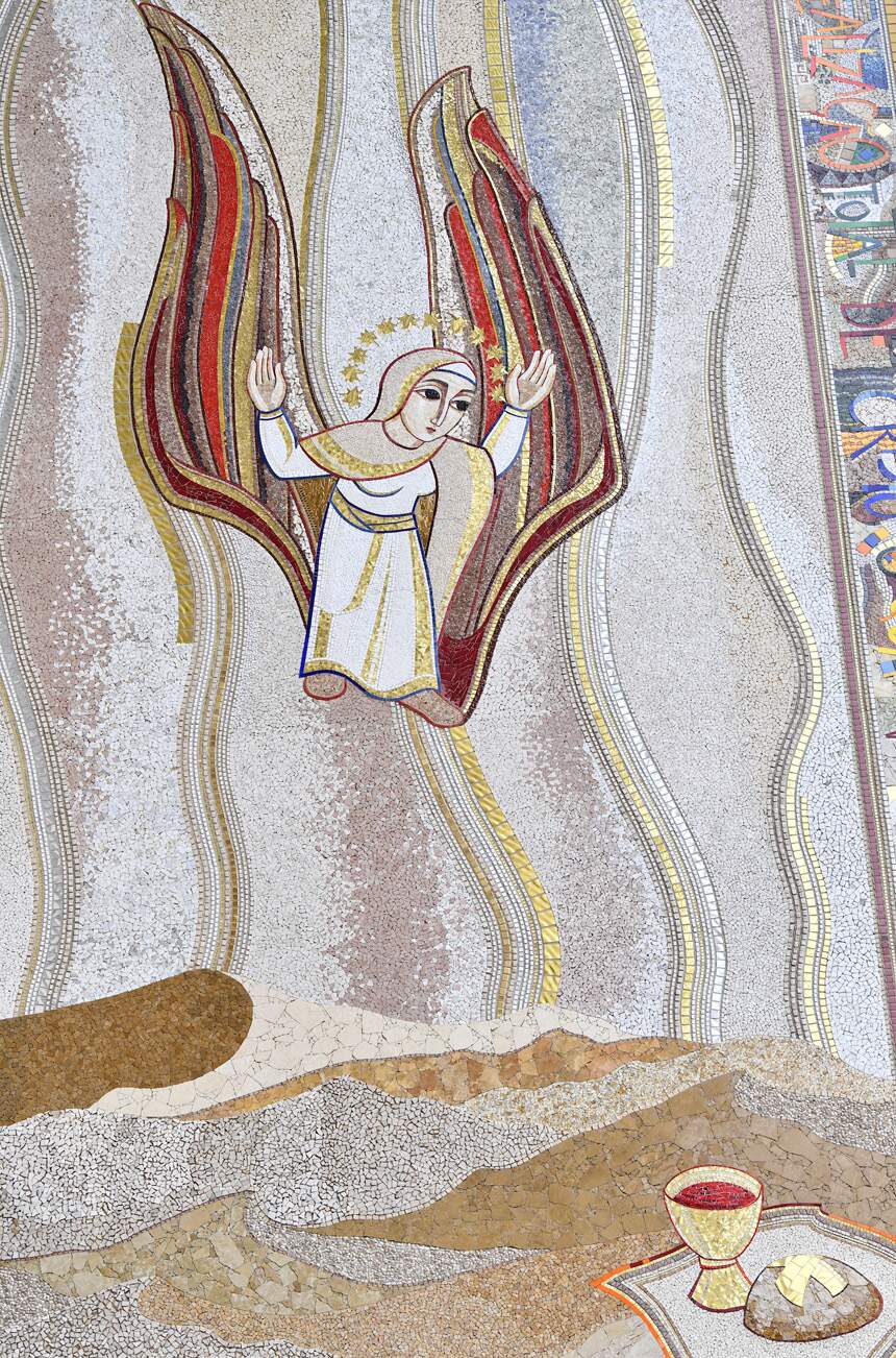 Mosaico da Fachada Leste: Com a coroa de 12 estrelas, a Mulher é levada ao deserto